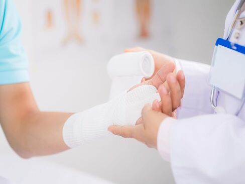 شريط ضمادة لاصق من اكس سيكل مقاس 2 انش × 5 ياردة، عبوة من 12 قطعة، شريط رياضي مرن قوي للمعصم والتواء الكاحل والتورم in Kuwait