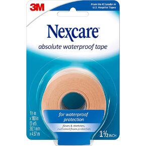 شريط Nexcare المطلق المقاوم للماء، شريط طبي رغوي مرن، يؤمن الضمادات ويحافظ على الجروح جافة - 1.5 بوصة × 5 ياردة، 1 لفة من الشريط in Kuwait