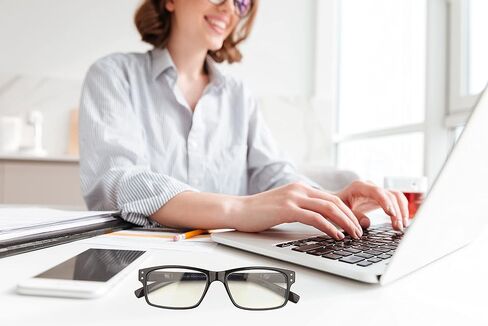 مجموعة من 5 نظارات قراءة كلاسيكية زرقاء اللون لحجب الضوء، قارئات بمفصلات زنبركية للنساء والرجال in Kuwait