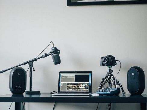 شاشات JBL Professional 1 Series 104-BT المدمجة لسطح المكتب مع بلوتوث، أبيض، تباع كزوج، مكبر صوت 4.5 بوصة in Saudi Arabia