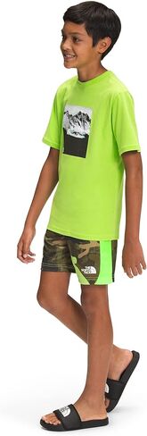 شورت التدريب Never Stop Knit للأولاد من THE NORTH FACE، طباعة مموهة TNF باللون الأخضر الحاد، مقاس متوسط in Kuwait