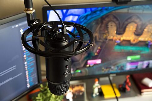 لوجيتك للمبدعين ذراع بث الميكروفون ذو البوصلة الزرقاء المتميزة على شكل أنبوب مع نوابض داخلية ومشبك سطح المكتب وإدارة الكابلات المدمجة للتسجيل والألعاب والبث - أسود in Kuwait