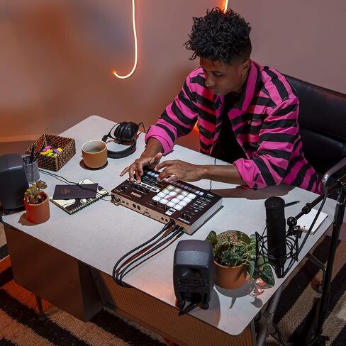 رولاند ستوديو إنتاج الاغاني الاحترافي MV-1 زين كور من فيرسيلاب لكتاب الاغاني والمغنيين. وسادات 4 × 4 ومسلسل خطوات TR-REC للطبول وخطوط الجهير والاجزاء اللحنية. in Kuwait