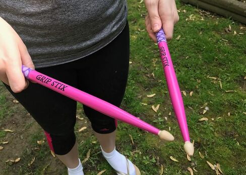 GRIP STIX بطول 15 بوصة باللون الوردي مع أعواد طبلة أرجوانية غير قابلة للانزلاق - مثالية لجميع أنواع الطبول، وتمارين القلب والتمارين الهوائية واللياقة البدنية in Kuwait