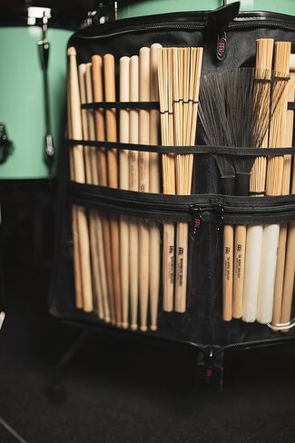 مجموعة حقيبة الطبل الاحترافية من مينل مع عصي هجينة 5A، وقضبان متعددة من الخيزران وفرش نايلون قابلة للسحب، أسود، قياسي (MSBDL) in Kuwait