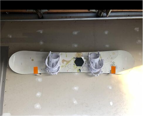 رف تثبيت على الحائط لعرض لوح التزلج من Qualward لتخزين لوح التزلج في الأماكن المغلقة وخطاطيف معدنية فولاذية لتخزين ألواح التزلج على الجليد للمنزل والمرآب in Kuwait