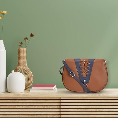 حقيبة يد عصرية من اشيبو للنساء من جلد نابا المسطح مع غطاء دانتيل مخطط وحزام قابل للتعديل in Kuwait