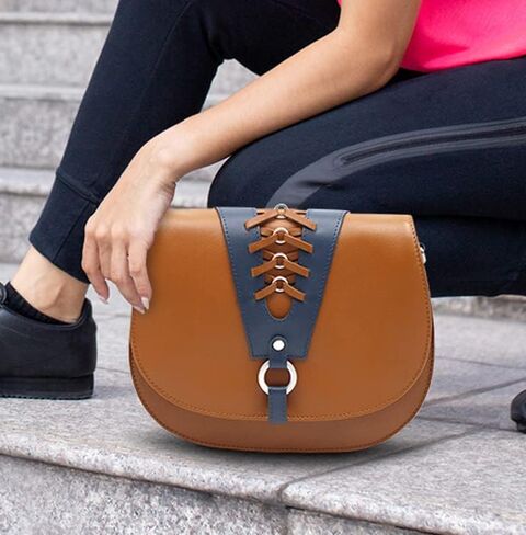 حقيبة يد عصرية من اشيبو للنساء من جلد نابا المسطح مع غطاء دانتيل مخطط وحزام قابل للتعديل in Kuwait