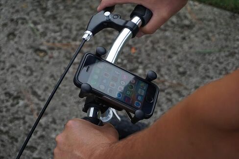 حامل هاتف فاخر من KneeRover مصمم لمحبي المشي في الركبة - متوافق مع معظم الهواتف الذكية in Kuwait