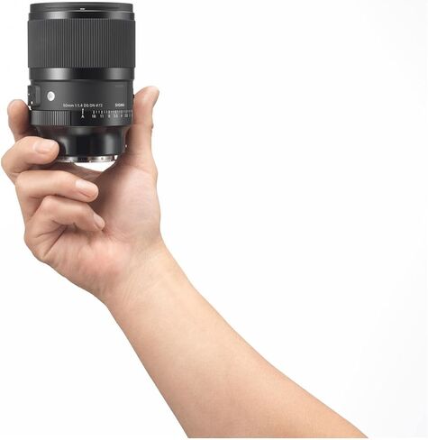 عدسة سيجما 50 مم f/1.4 DG DN Art لحزمة Sony E مع فلتر للأشعة فوق البنفسجية متعدد الطبقات مقاس 72 مم، وقطعة قماش للتنظيف من الألياف الدقيقة in Saudi Arabia