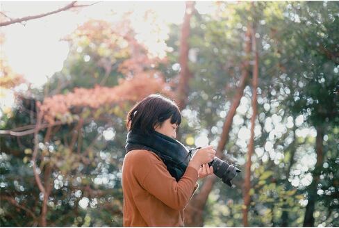 عدسة سيجما 50 مم f/1.4 DG DN Art لحزمة Sony E مع فلتر للأشعة فوق البنفسجية متعدد الطبقات مقاس 72 مم، وقطعة قماش للتنظيف من الألياف الدقيقة in Saudi Arabia