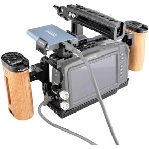 مجموعة أفلام قفص الكاميرا MAGICRIG مع مقبض علوي من الناتو بمقبض جانبي خشبي مزدوج ومشبك كابل HDMI T5 / T7 SSD حامل تثبيت 15 مم مشبك قضيب واحد لـ BMPCC 4K و6K - 531 in Kuwait