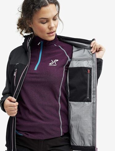 سترة Silence Proshell للسيدات من RevolutionRace، سترة ناعمة مقاومة للماء مع سحابات للتهوية in Kuwait