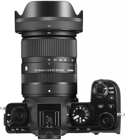عدسة سيجما 18-50 ملم f/2.8 DC DN المعاصرة لحزمة Fujifilm X مع فلتر نحيف للأشعة فوق البنفسجية متعدد الطبقات 55 مم، قطعة قماش للتنظيف من الألياف الدقيقة in Saudi Arabia