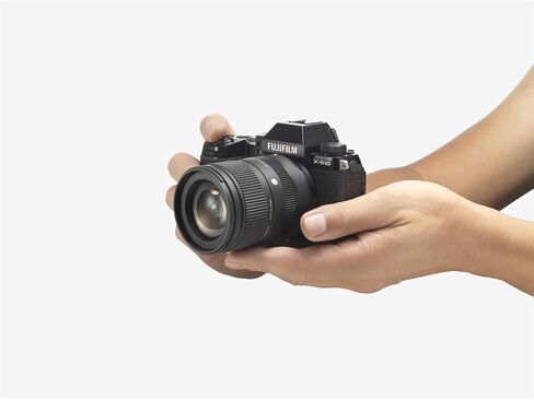 عدسة سيجما 18-50 ملم f/2.8 DC DN المعاصرة لحزمة Fujifilm X مع فلتر نحيف للأشعة فوق البنفسجية متعدد الطبقات 55 مم، قطعة قماش للتنظيف من الألياف الدقيقة in Saudi Arabia