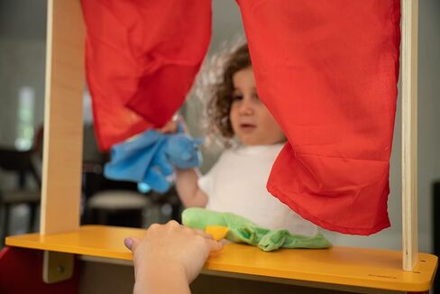 مسرح وورشة عمل الدمى الخشبية 2 في 1 من تويستر | مجموعة لعب فاخرة للأطفال الصغار توفر ساعات من اللعب التظاهري | حامل عصير الليمون الخشبي بقاعدة متينة وسبورة | إضافة لا غنى عنها إلى غرفة اللعب الخاصة بك in Kuwait