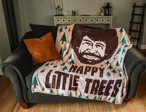 بطانية من القطيفة مطبوع عليها شعار Bob Ross Happy Little Trees من Calhoun in Saudi Arabia