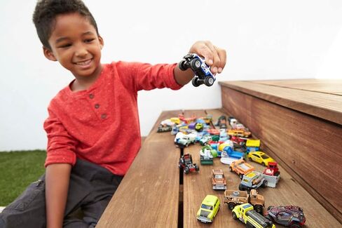 Matchbox Cars, Set of 9 Die-Cast 1:64 Scale Toy Trucks and Cars from the Matchbox Adventures World Tour Show, Realistic and Authentic Decos, Includes 1 Exclusive Vehicle in Saudi Arabia