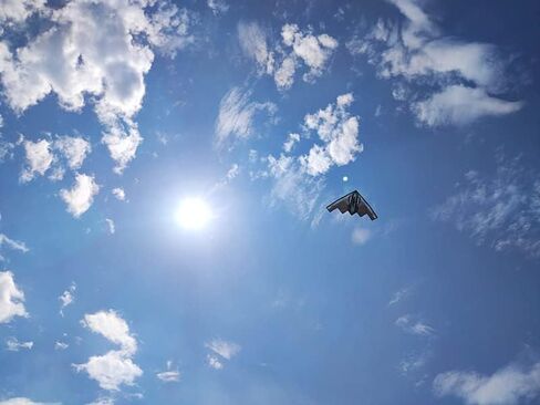 طائرة ورقية كبيرة من سيمككاي للبالغين والأطفال سهلة التجميع وسهلة الطيران، للأولاد والبنات مع سلسلة طائرة ورقية بطول 91.44 متر in Kuwait