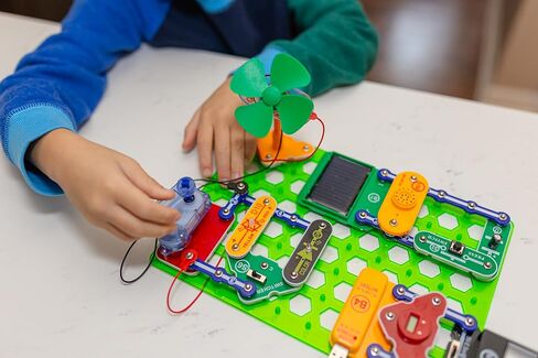 Snap Circuits Snaptricity، مجموعة استكشاف الإلكترونيات (بناء الجذع)، للأطفال بعمر 8 سنوات فما فوق in Kuwait