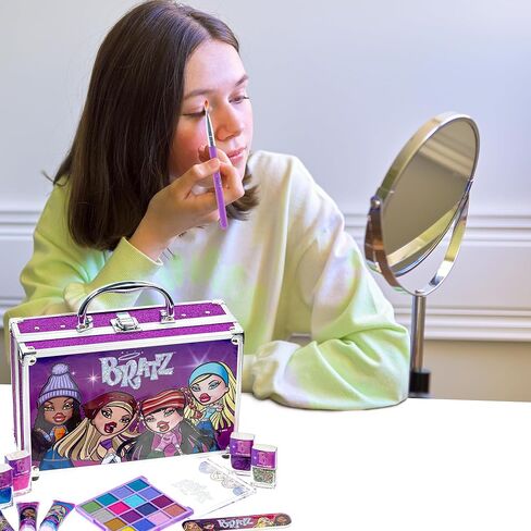 براتز - مجموعة مكياج تاونلي جيرل ترين كيس لمستحضرات التجميل تتضمن ملمع شفاه وملمع للعين وفرشاة وطلاء أظافر وإكسسوارات والمزيد! للفتيات، للأعمار من 16 عامًا فما فوق، مثالية للحفلات وحفلات النوم والتجميل in Kuwait