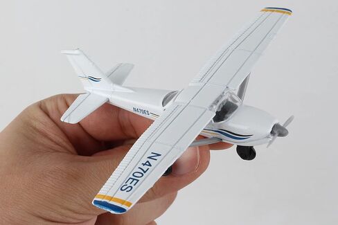 Daron Worldwide Trading Runway24 C172 No Runway Vehicle, Blue/White Large in Saudi Arabia