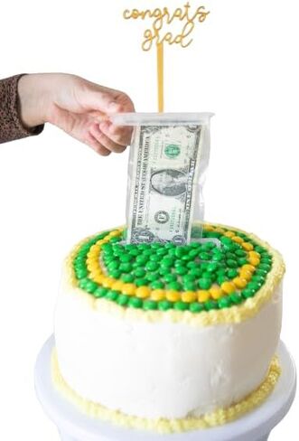 The Money Cake - مجموعة أدوات سحب كعكة النقود تتضمن 1 صندوق نقود، 2 لفة بلاستيكية، 40 حقيبة شفافة متصلة بجيب كل منها، و2 قطعة علوية مفاجئة للكيك لأعياد الميلاد وحفلات التخرج in Kuwait