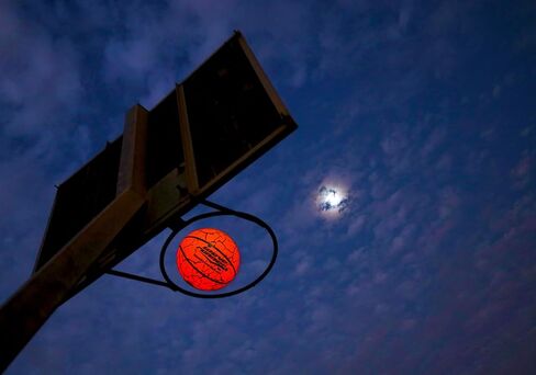 Wave Runner Glow in The Dark Basketball -Official Size 7 Light Up Toys for Night Ball Games, Regulation Size, Tap Activated - Ideal Glow Basketball Gifts and Toy Basketball for All Ages in Kuwait