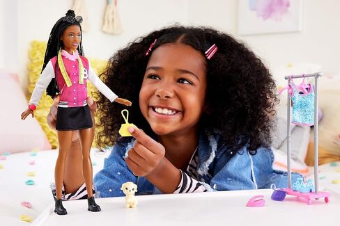 Barbie On-set Stylist Doll & 14 Accessories, Blonde Malibu Fashion Doll with Cart, Smock, Makeup Palette, Puppy & More, 3 years old and up, includes Toy in Saudi Arabia