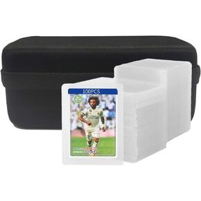 Arkeiliy 100 حزمة من أغطية البطاقات البلاستيكية الصلبة مقاس 3 × 4 بوصات للبطاقات، مع صندوق تخزين للبطاقات، حامل بطاقات علوي ممتاز لبطاقات تداول كرة القدم الرياضية in Kuwait