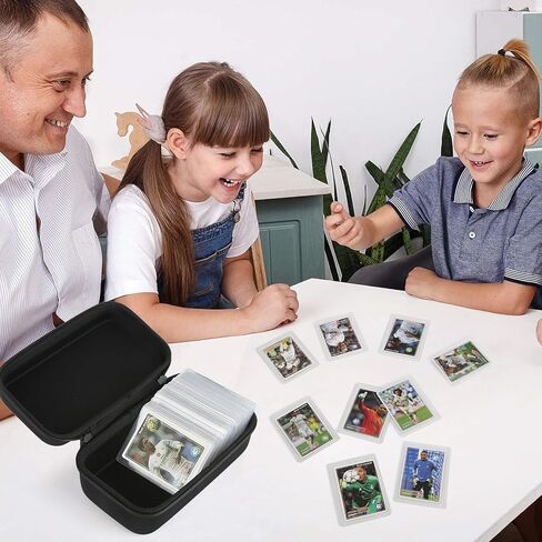 Arkeiliy 100 حزمة من أغطية البطاقات البلاستيكية الصلبة مقاس 3 × 4 بوصات للبطاقات، مع صندوق تخزين للبطاقات، حامل بطاقات علوي ممتاز لبطاقات تداول كرة القدم الرياضية in Kuwait