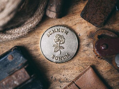 عملة سومموم بونوم من ستويك ستور يو كيه - معدن نحاسي مطلي بالرمل - عملة تذكيرية بلون ذهبي - رواقية/ميدالية in Kuwait