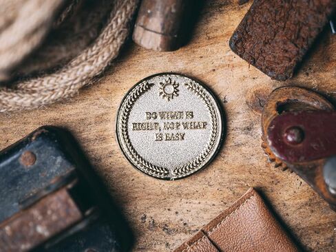 عملة سومموم بونوم من ستويك ستور يو كيه - معدن نحاسي مطلي بالرمل - عملة تذكيرية بلون ذهبي - رواقية/ميدالية in Kuwait