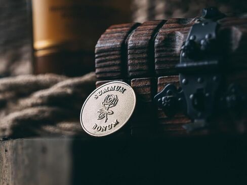 عملة سومموم بونوم من ستويك ستور يو كيه - معدن نحاسي مطلي بالرمل - عملة تذكيرية بلون ذهبي - رواقية/ميدالية in Kuwait