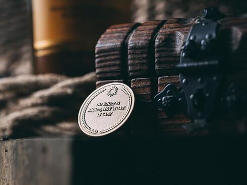 عملة سومموم بونوم من ستويك ستور يو كيه - معدن نحاسي مطلي بالرمل - عملة تذكيرية بلون ذهبي - رواقية/ميدالية in Kuwait