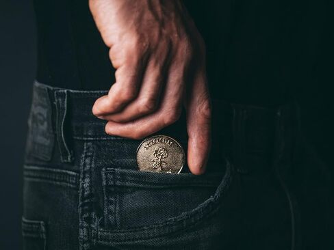 عملة سومموم بونوم من ستويك ستور يو كيه - معدن نحاسي مطلي بالرمل - عملة تذكيرية بلون ذهبي - رواقية/ميدالية in Kuwait