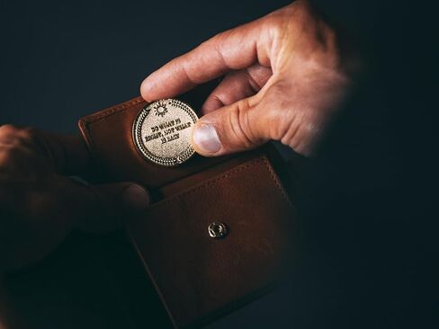 عملة سومموم بونوم من ستويك ستور يو كيه - معدن نحاسي مطلي بالرمل - عملة تذكيرية بلون ذهبي - رواقية/ميدالية in Kuwait