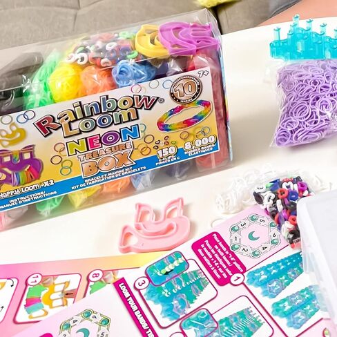 Rainbow Loom® Treasure Box Sparkle Edition، 8000 شريط مطاطي في 8 ألوان براقة مختلفة، ومكافأة مكونة من 2 نول سعيد، أنشطة رائعة للأولاد والبنات بعمر 7 سنوات فما فوق in Kuwait