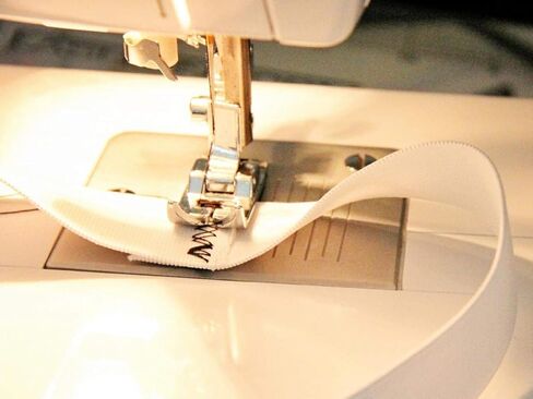 برشلونيتا | 50 ياردة × 1 بوصة | خياطة مرنة | بكرة شريط مطاطي | لفافة متماسكة، قابلة للتمدد، إيلستان حرفية | صنع في الولايات المتحدة الأمريكية (أسود) in Kuwait