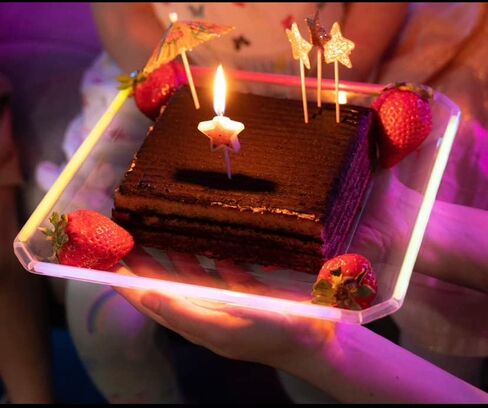 اطباق حفلات متوهجة قابلة لاعادة الاستخدام مقاس 10 انش مربعة من البلاستيك بلون اسود، عصا مضيئة للحفلات واعياد الميلاد للاطفال، عصي اضاءة نيون لتزيين ادوات المائدة والحفلات المتوهجة in Kuwait