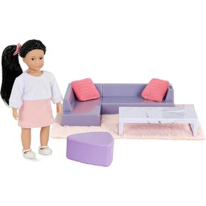 Lori Dolls – Yuni’s Cozy Sofa Set – Mini Doll & Toy Living Room Furniture – 6-inch Doll & Dollhouse Accessories – Sofa, Pouffe, Table, Rug, Pillows – Play Set for Kids – 3 Years +