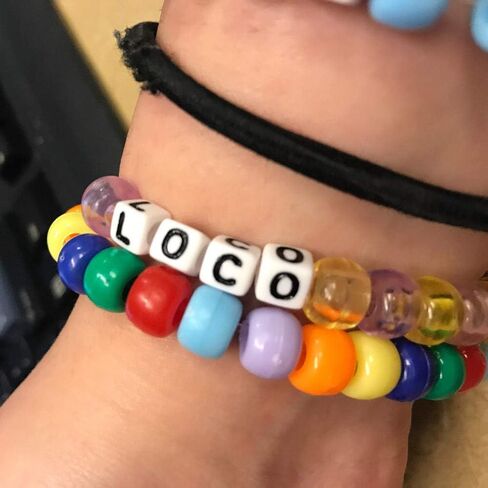 600 قطعة من خرز مكعب من الأكريليك الأبيض بالحروف الأبجدية "A-Z" من تراسفيت، لصناعة المجوهرات، الأساور، القلائد، سلاسل المفاتيح ومجوهرات الأطفال (6 مم) in Kuwait