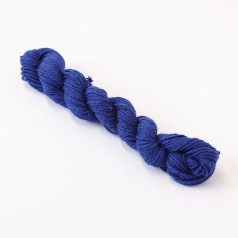 مجموعة هيدا ساشيكو، شيبو، مجموعة الخياطة اليابانية التقليدية، خيط أزرق، إبرة، كشتبان، وقماش قطني أبيض مع طباعة خط شبكي (المجموعة G) in Kuwait