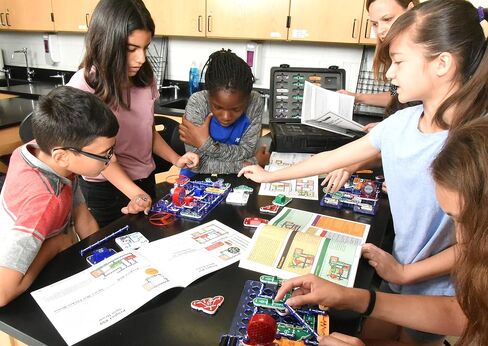 Snap Circuits 3D Illumination Electronics Exploration Kit | Over 150 STEM Projects | Full Color Project Manual | 50 Parts | STEM Educational Toys for Kids 8+ in Saudi Arabia