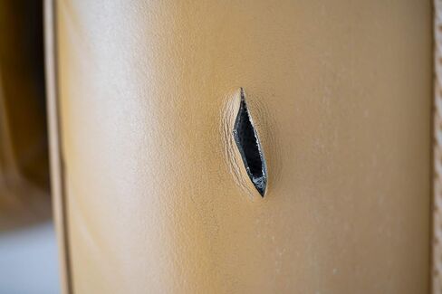 صمغ مرن من الجلد والجلد المدبوغ من كالرلوك لإصلاح الشقوق الصغيرة والتمزقات والثقوب على الأجزاء الداخلية للسيارة والأثاث والحقائب اليدوية والجواكت الجلدية وغيرها من العناصر (20 مل) in Kuwait