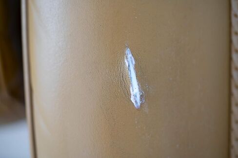 صمغ مرن من الجلد والجلد المدبوغ من كالرلوك لإصلاح الشقوق الصغيرة والتمزقات والثقوب على الأجزاء الداخلية للسيارة والأثاث والحقائب اليدوية والجواكت الجلدية وغيرها من العناصر (20 مل) in Kuwait