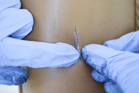 صمغ مرن من الجلد والجلد المدبوغ من كالرلوك لإصلاح الشقوق الصغيرة والتمزقات والثقوب على الأجزاء الداخلية للسيارة والأثاث والحقائب اليدوية والجواكت الجلدية وغيرها من العناصر (20 مل) in Kuwait