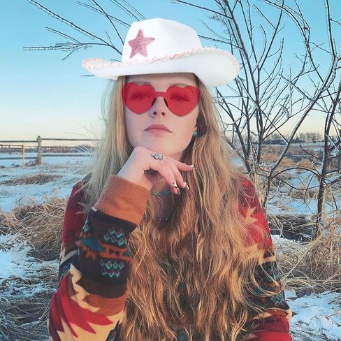 قبعة راعية البقر البيضاء من D-Fokes مع نظارات وأقراط على شكل قلب وردي - قبعة رعاة البقر مع نجوم ترتر، قبعة الأميرة، دعائم تنكرية للهالوين، قبعة حفلات راعية البقر العتيقة، تناسب معظم الفتيات والنساء in Kuwait