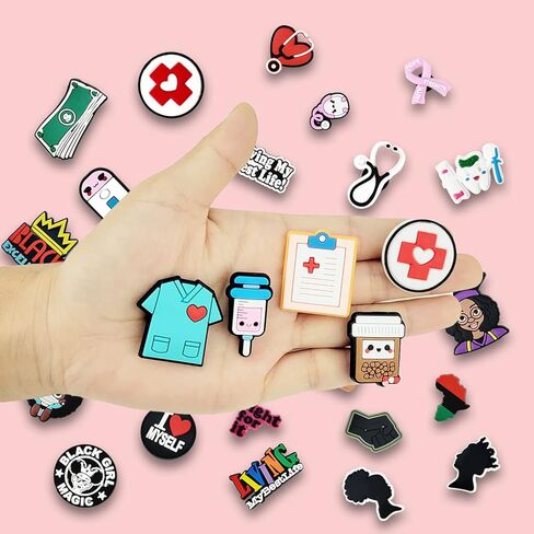 30 قطعة من تعليقات الاحذية من بلاك لايفز ماتر، دلايات احذية من بلاستيك PVC مع مشابك قابلة للازالة، دلايات مختلفة لتزيين احذية كروكس واساور المعصم، تعليقات احذية للصنادل وهدايا الحفلات للاطفال in Kuwait