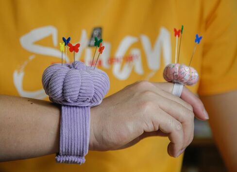 Wrist Pin Cushions, Sewing Needle Cushion kit with 1Pcs Elastic Strap Finger Ring Pincushions, Adjustable Strap Handcraft Needles Holder for Sewing and Quilting. (Peru) in Saudi Arabia